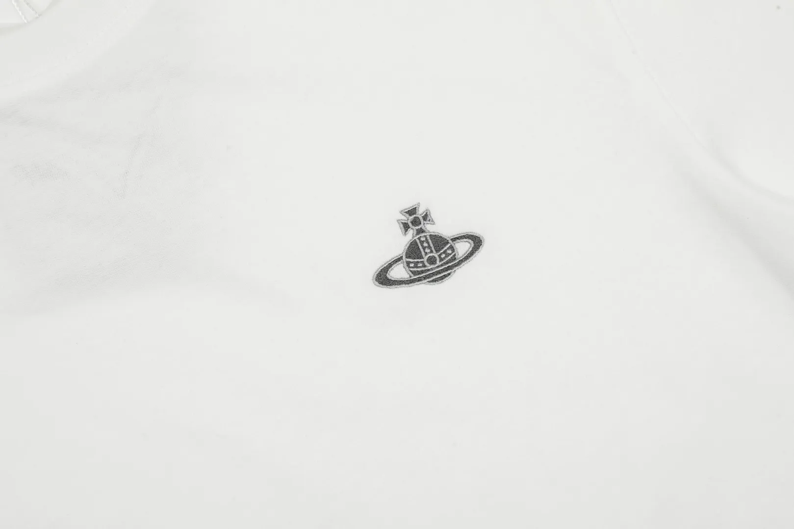 VIVI69#vivienne west wood Queen Mother West Vivienne Saturn small label short sleeves Based on the classic style, white with gray Saturn Size: XS-L Color: black white
